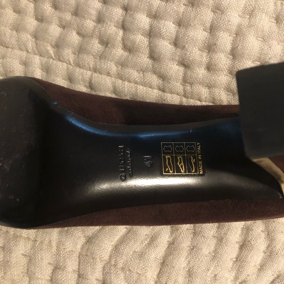 GUCCI - beautiful brown suede heel with gold details - Picture 6 of 11